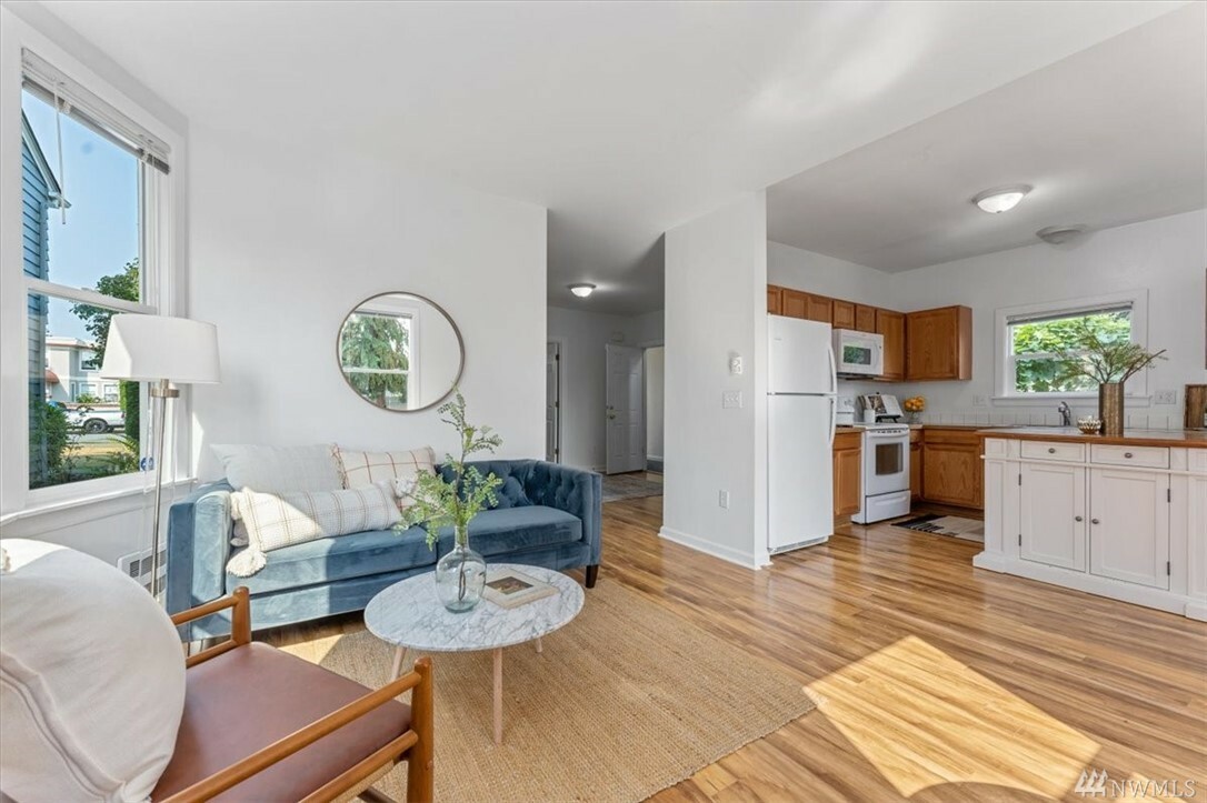 Property Photo:  1917 Rucker Ave  WA 98201 
