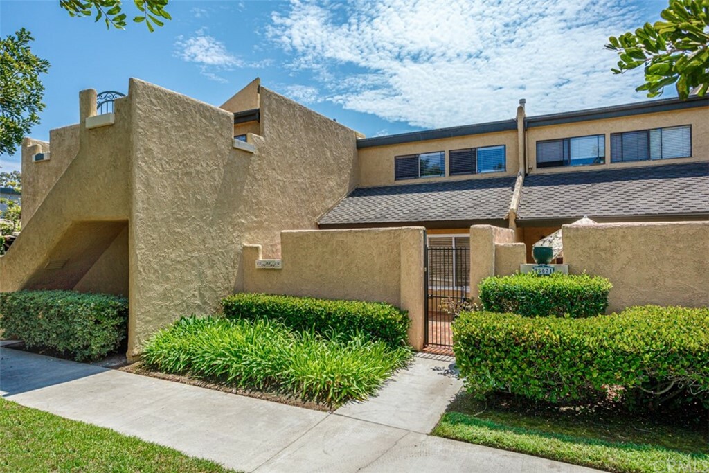 Property Photo:  18663 Applewood Circle 21  CA 92646 