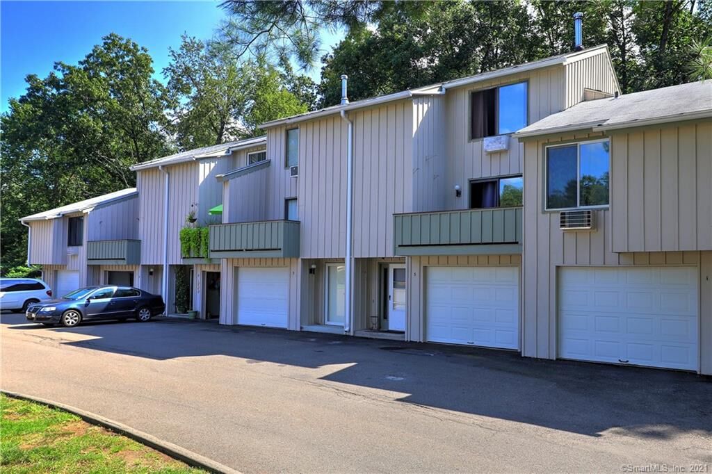 Property Photo: 9 Wauwinet Court 9 CT 06437