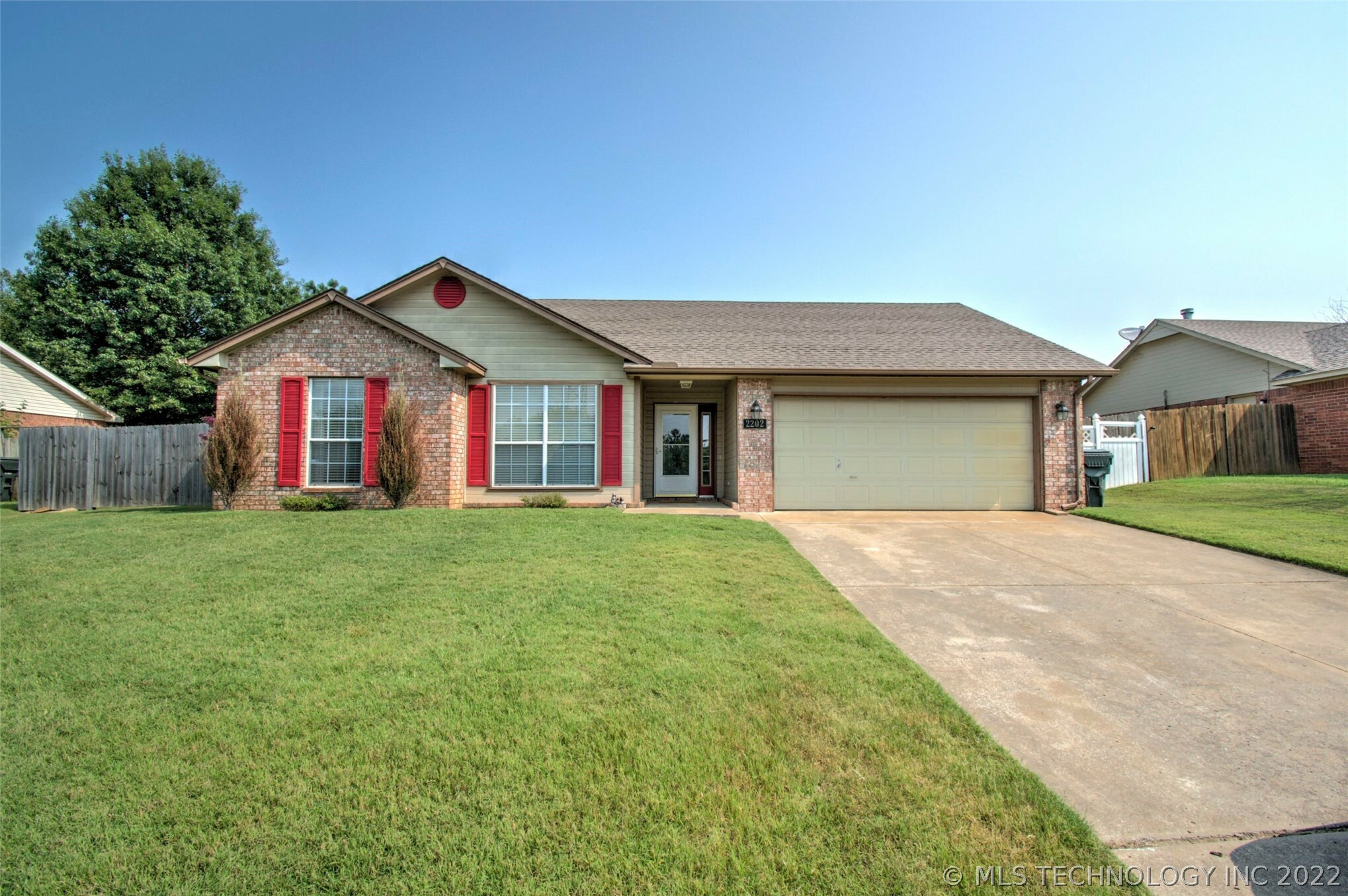 Property Photo:  2202 Sunset Ridge Drive  OK 74401 