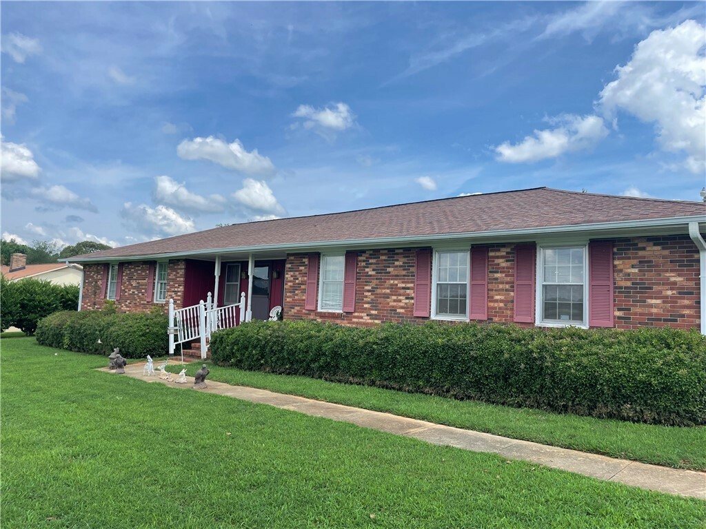 Property Photo: 423 Greenmeadow Circle SC 29626