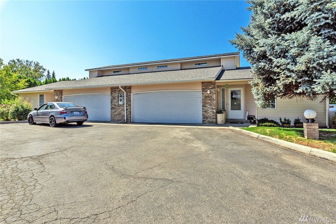 Property Photo:  202 Danawood Dr  WA 98801 
