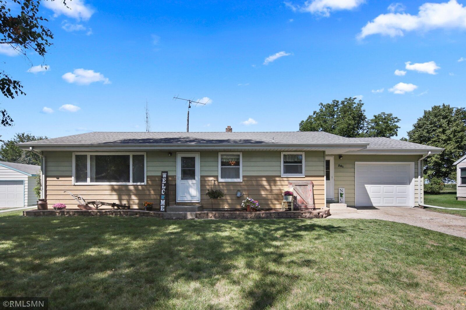 Property Photo:  261 Dupont Avenue NE  MN 55342 