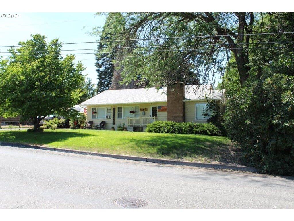 Property Photo:  1310 22nd St  OR 97031 