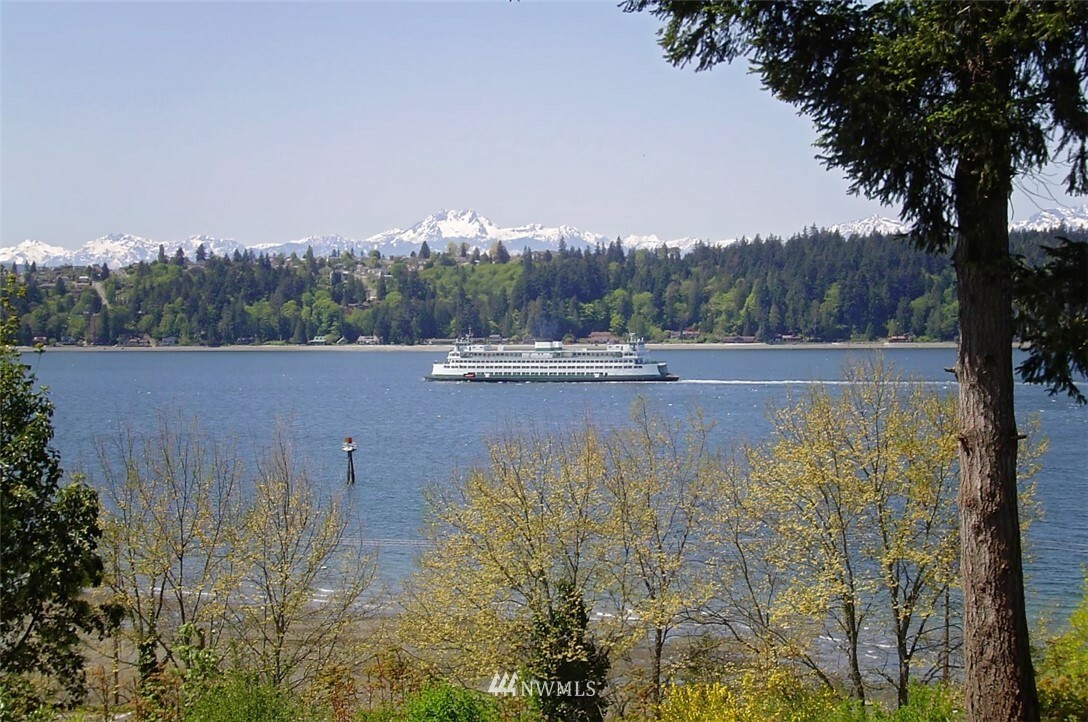 Property Photo:  4450 Woods Road E  WA 98366 