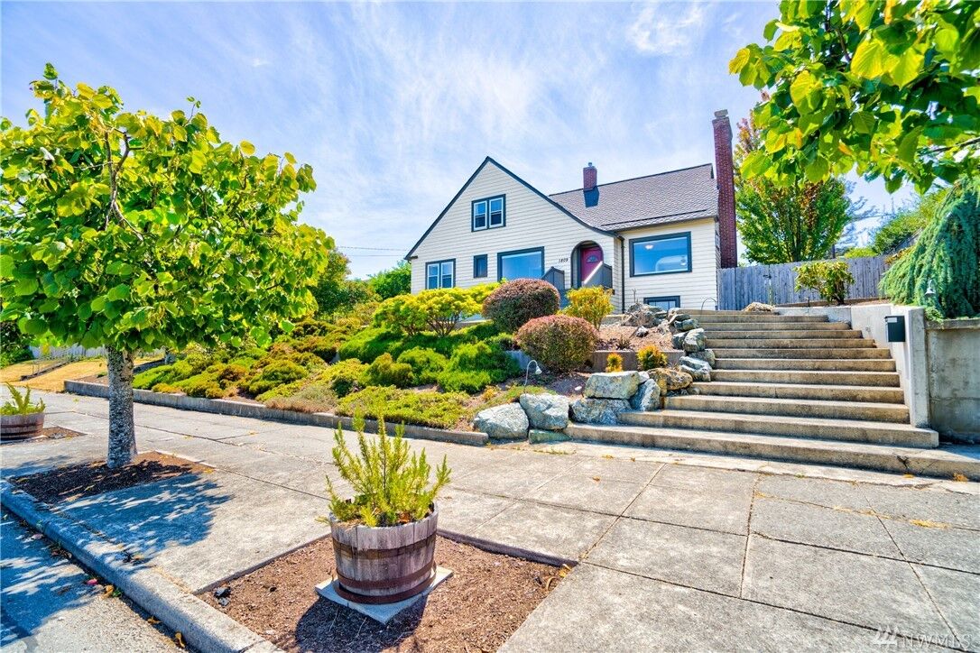 Property Photo:  1809 8th St  WA 98221 