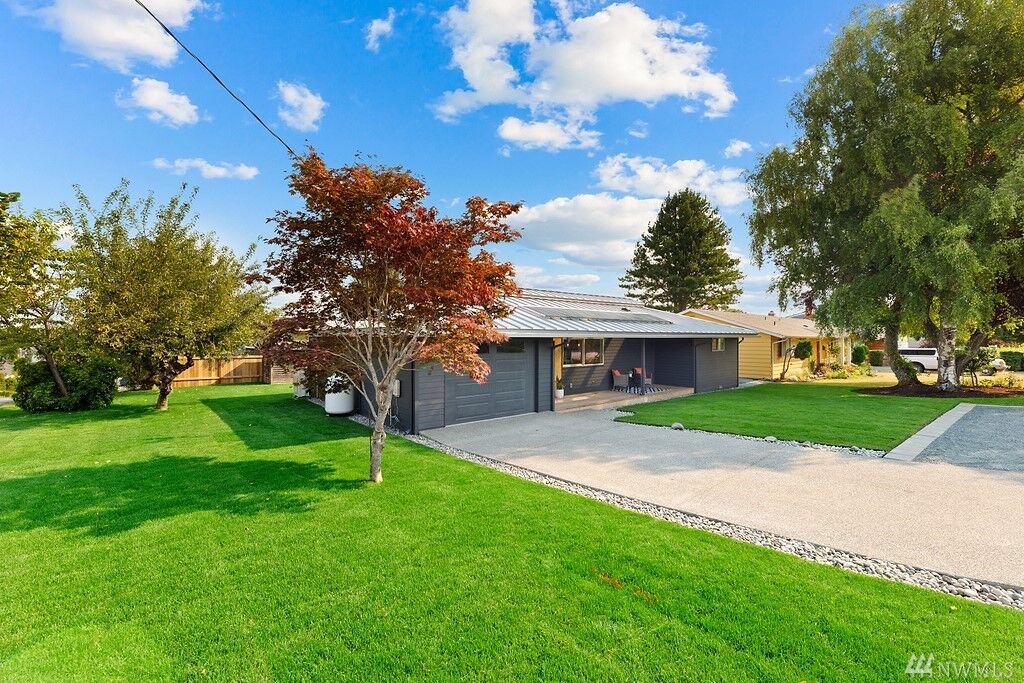 Property Photo:  220 6th St  WA 98260 