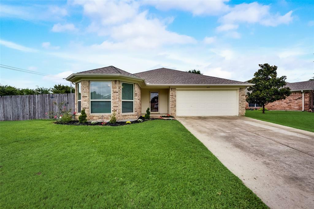 Property Photo: 601 Ember Lane TX 76063