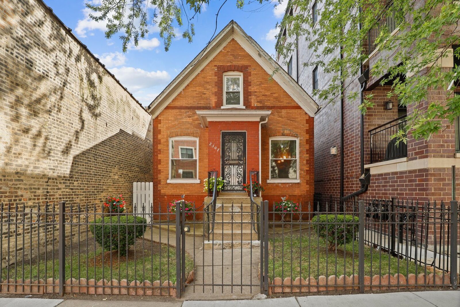 Property Photo: 2307 W Foster Avenue IL 60625