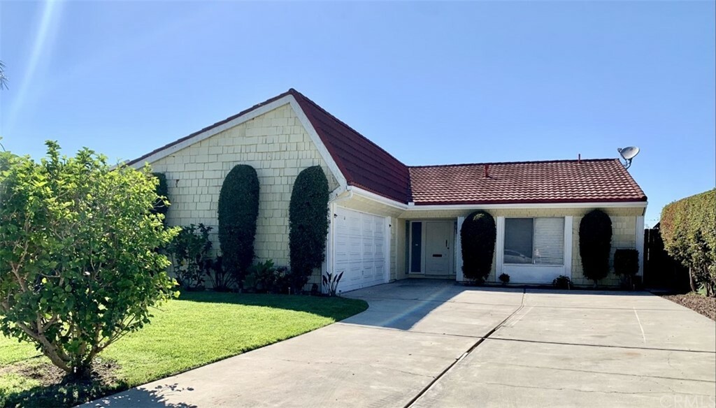 Property Photo:  407 Calle Robles  CA 92672 