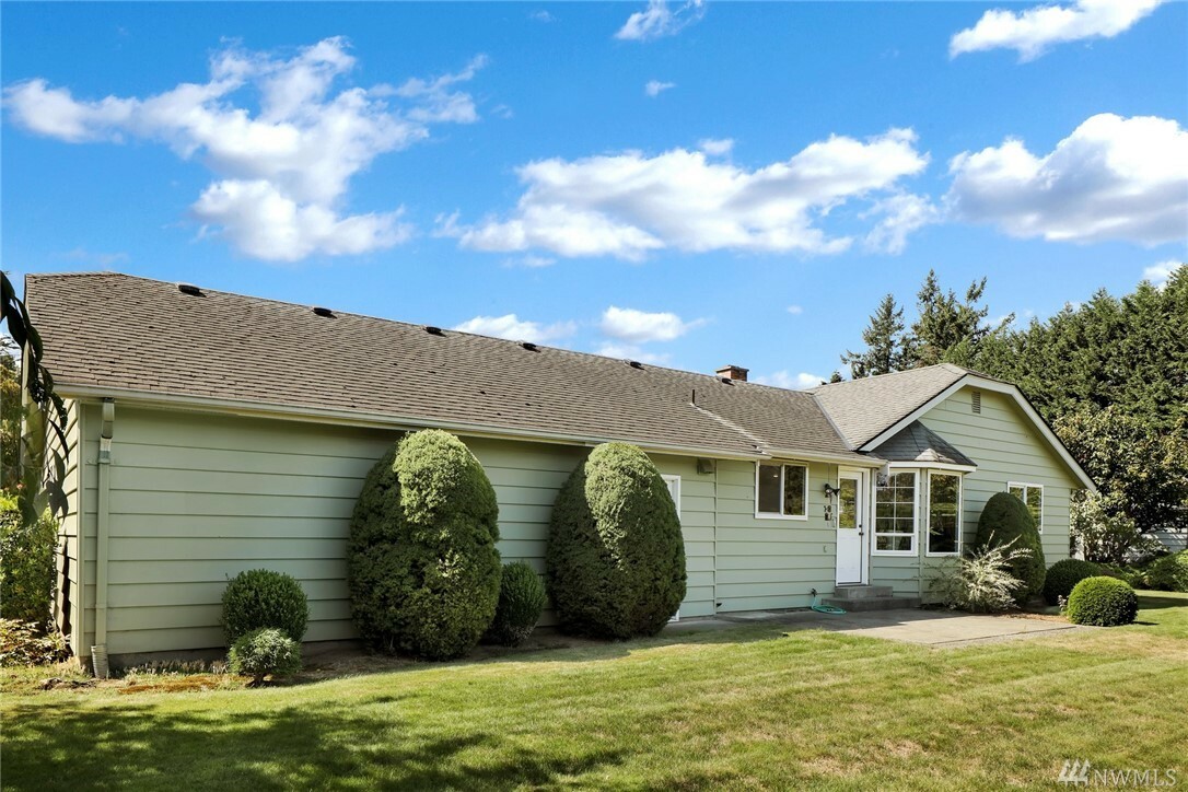 Property Photo:  504 Village Ct  WA 98264 