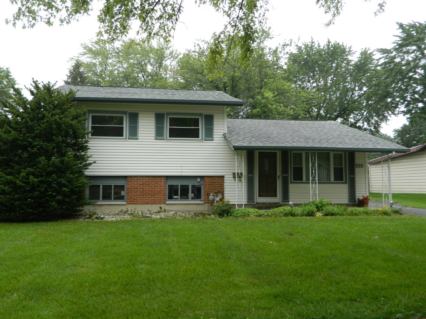 Property Photo:  555 W Berkley Lane  IL 60169 