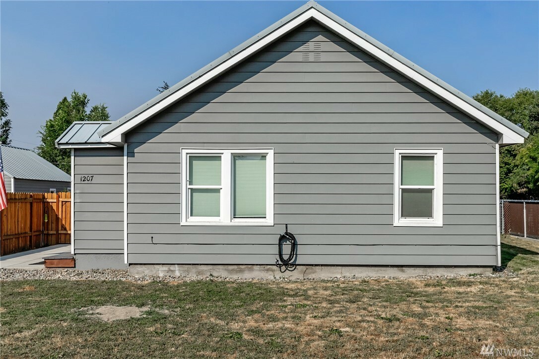 Property Photo:  1207 N Okanogan St  WA 98926 