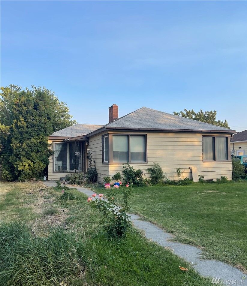 Property Photo:  1060 C St SW  WA 98823 
