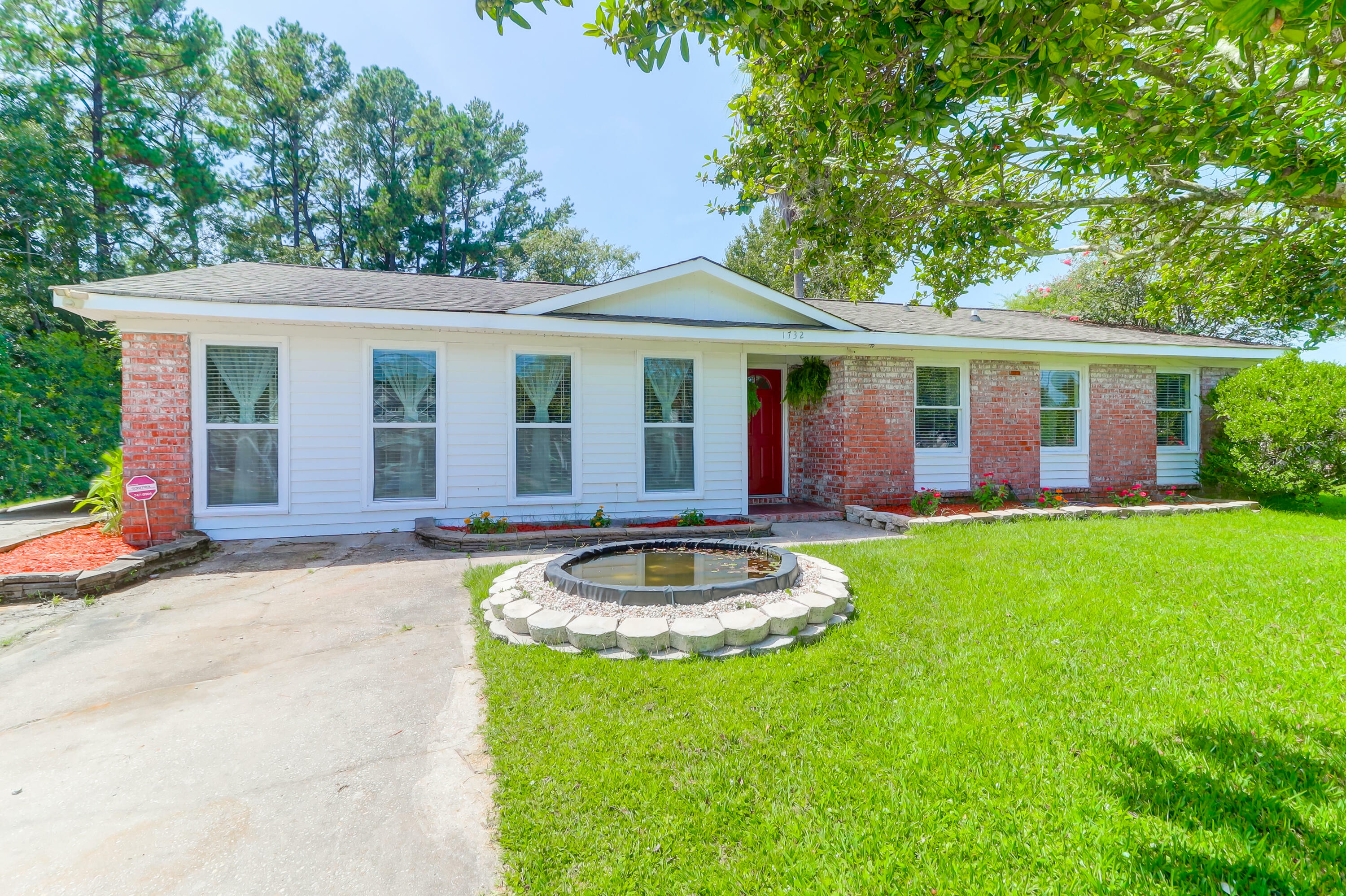 Property Photo: 1732 Boone Hall Drive SC 29407