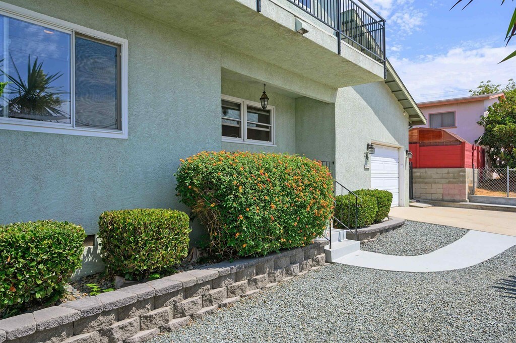 Property Photo:  2411 Calle Aguadulce  CA 92139 