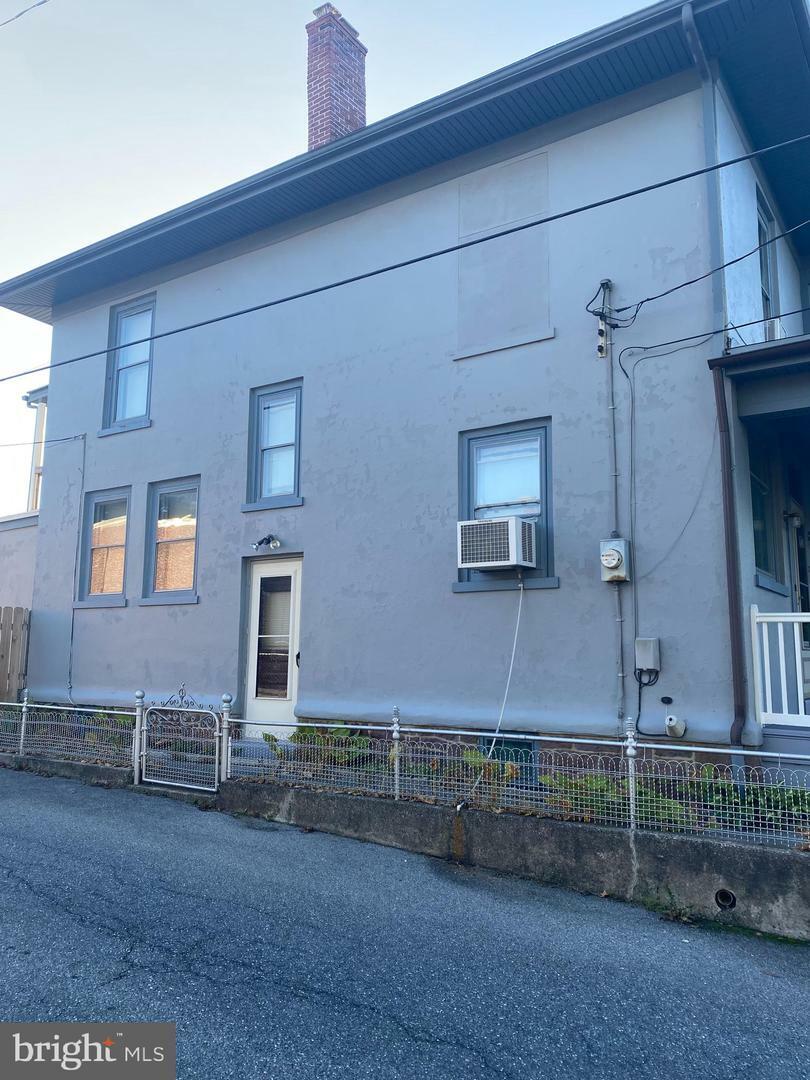 Property Photo:  33 S Hazel Street  PA 17545 