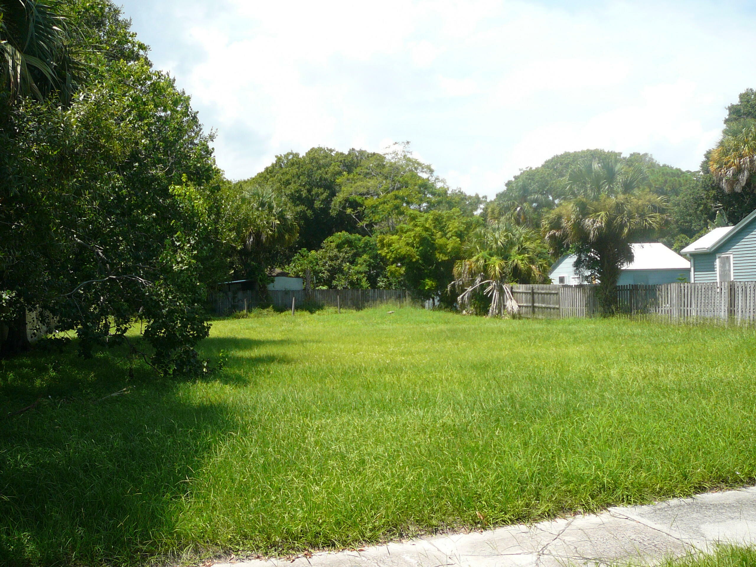 Property Photo:  511 S 10th S Street  FL 34950 