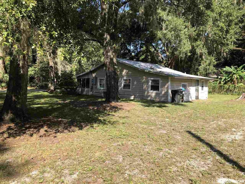 Property Photo:  305 SE 21st Street  FL 32641 