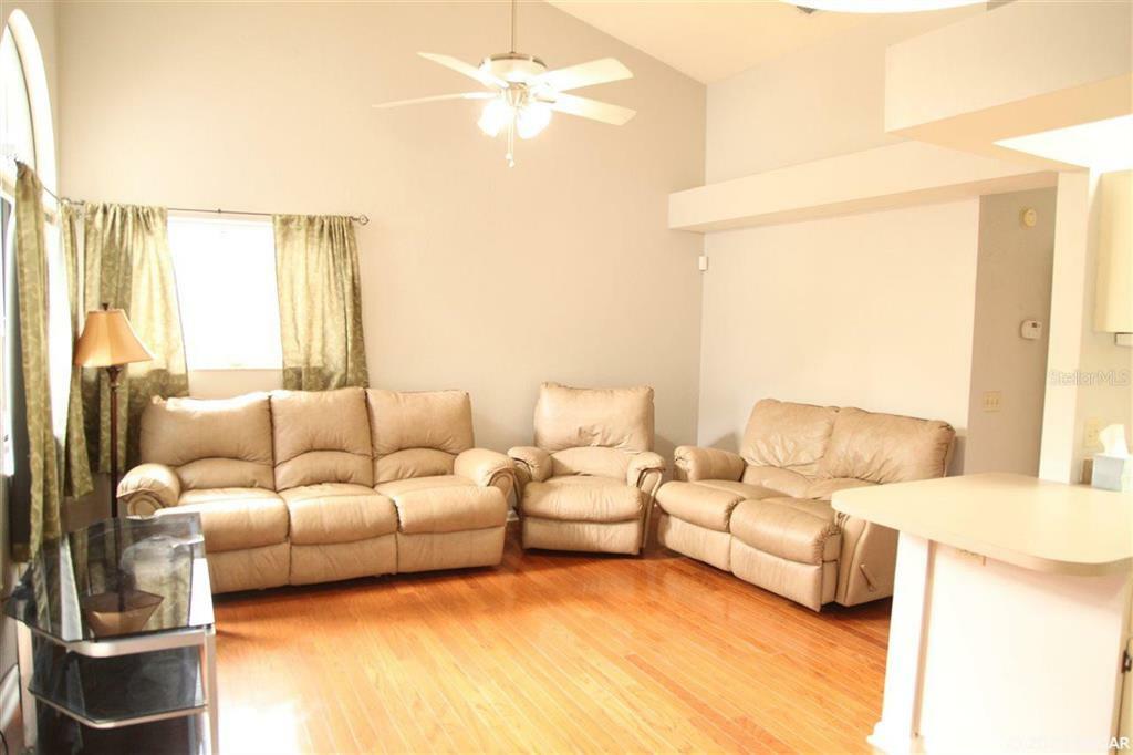 Property Photo:  2916 SW 38th Place  FL 32608 