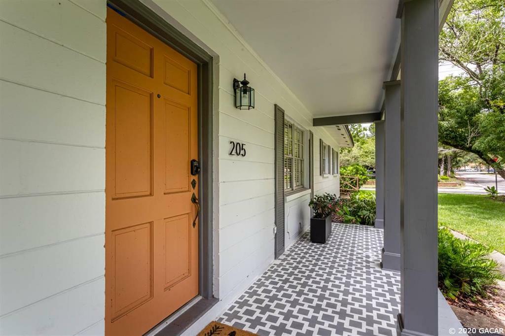 Property Photo:  205 NE 10th Avenue  FL 32601 