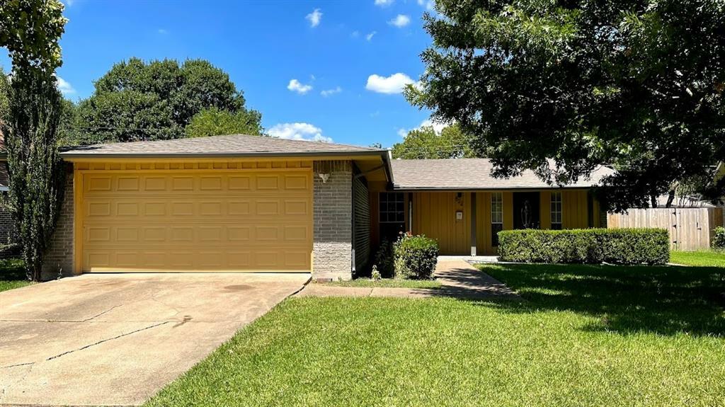 Property Photo: 822 Kingswood Avenue TX 75080
