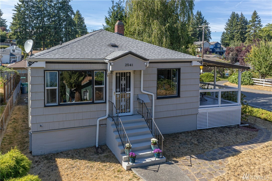 Property Photo:  2541 N Wycoff Ave  WA 98312 