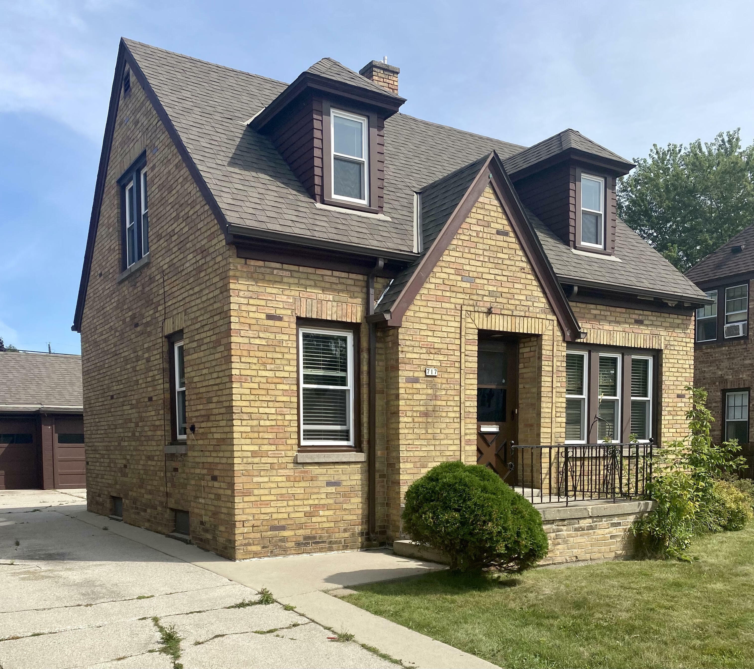 Property Photo:  717 S 28th St  WI 54220 