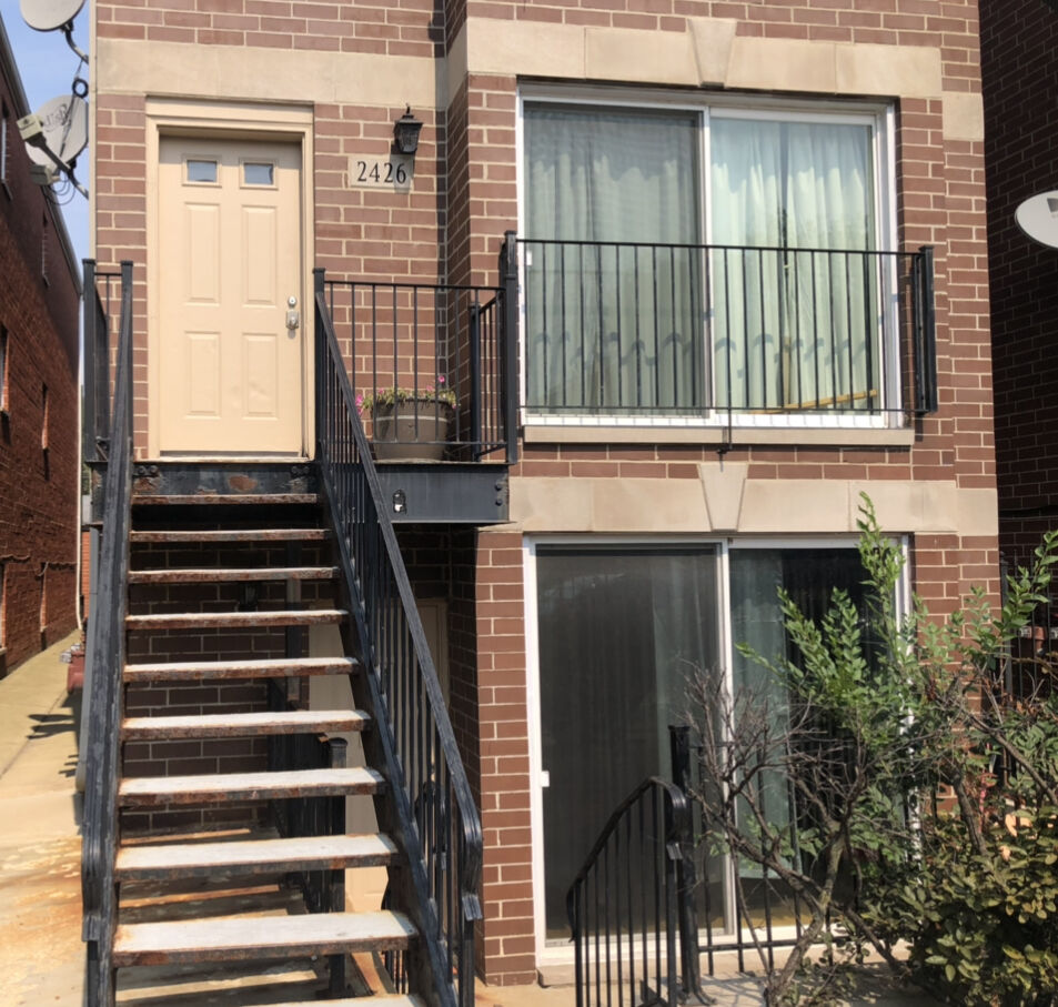 Property Photo: 2426 W Taylor Street 2 IL 60612
