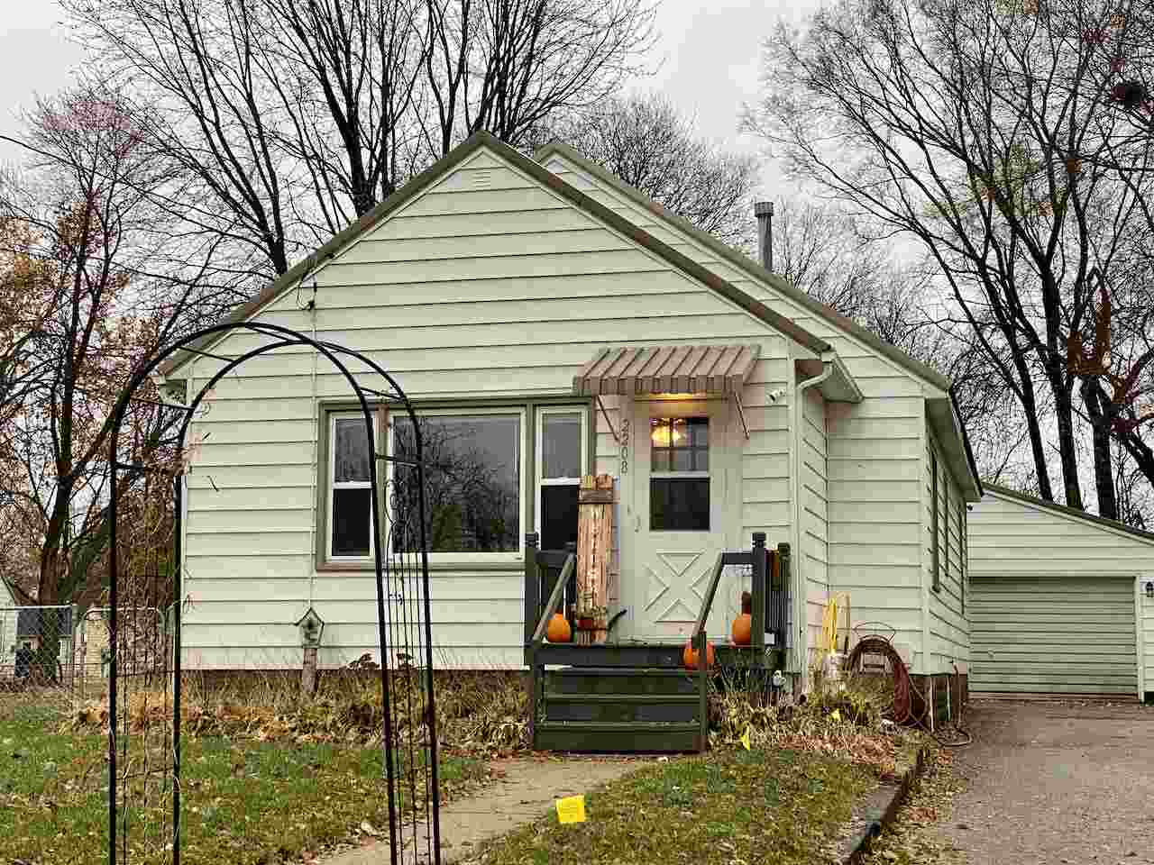 Property Photo:  2208 Hawthorne Avenue  IA 50702 