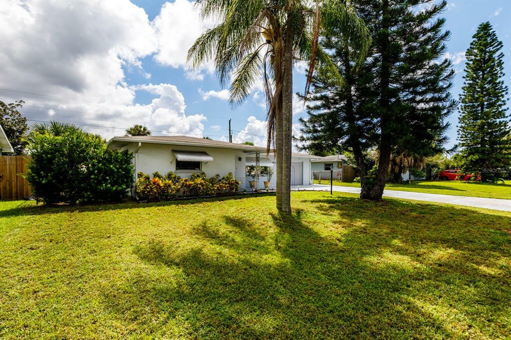 Property Photo:  3003 Taunton Drive W  FL 34205 