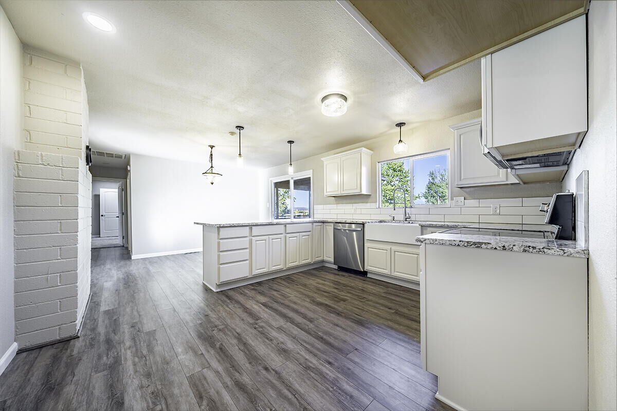 Property Photo:  6922 Pinehurst Street  OR 97502 