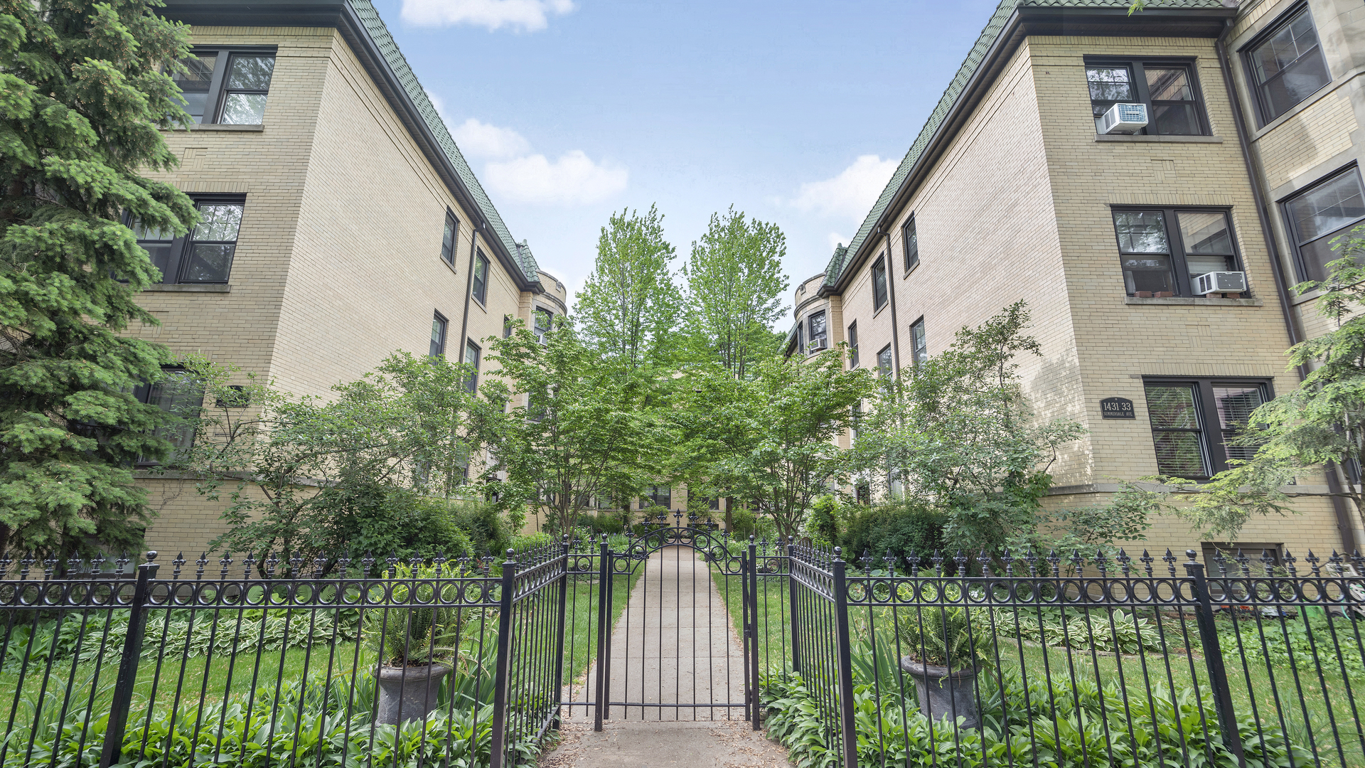 Property Photo:  1431 W Summerdale Avenue 1B  IL 60640 