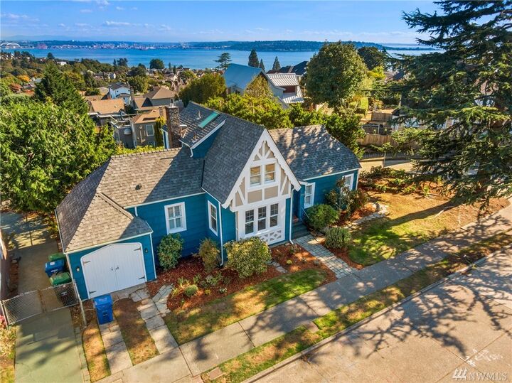 Property Photo: 2402 Montavista Place W WA 98199