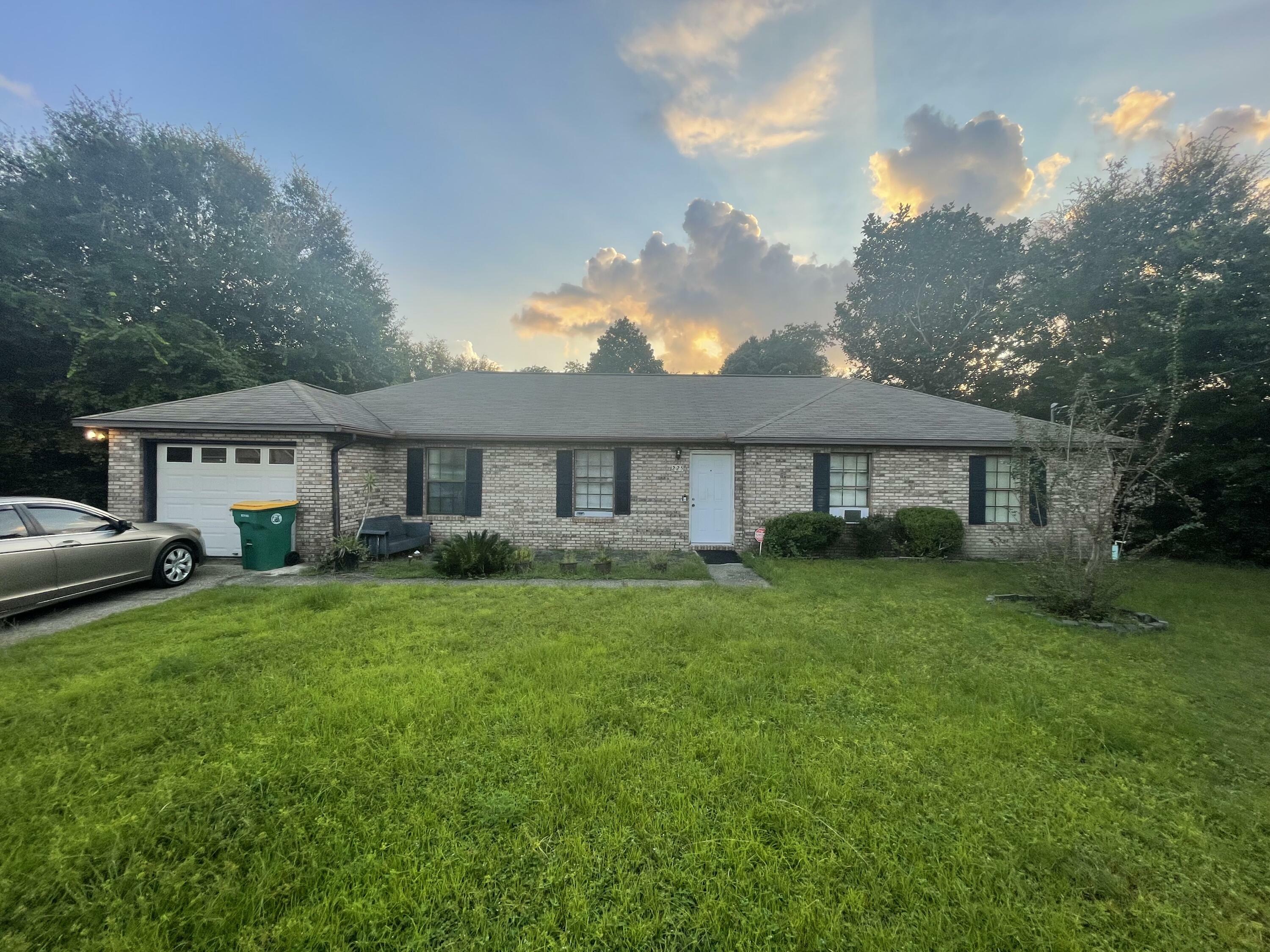 Property Photo:  225 W Walker Circle  FL 32539 