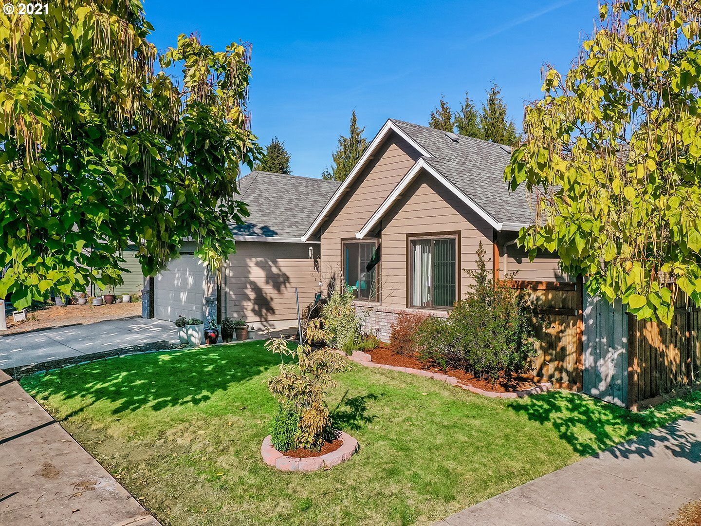 Property Photo:  1613 Calistoga Ct  OR 97402 