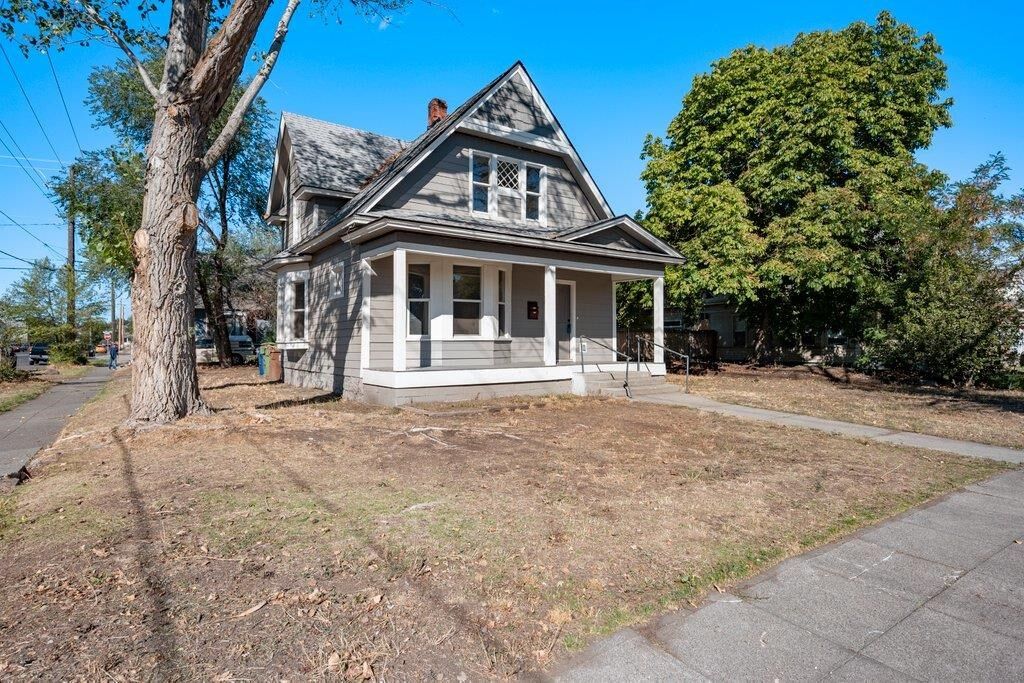 Property Photo: 403 E Ermina Ave WA 99207-2257