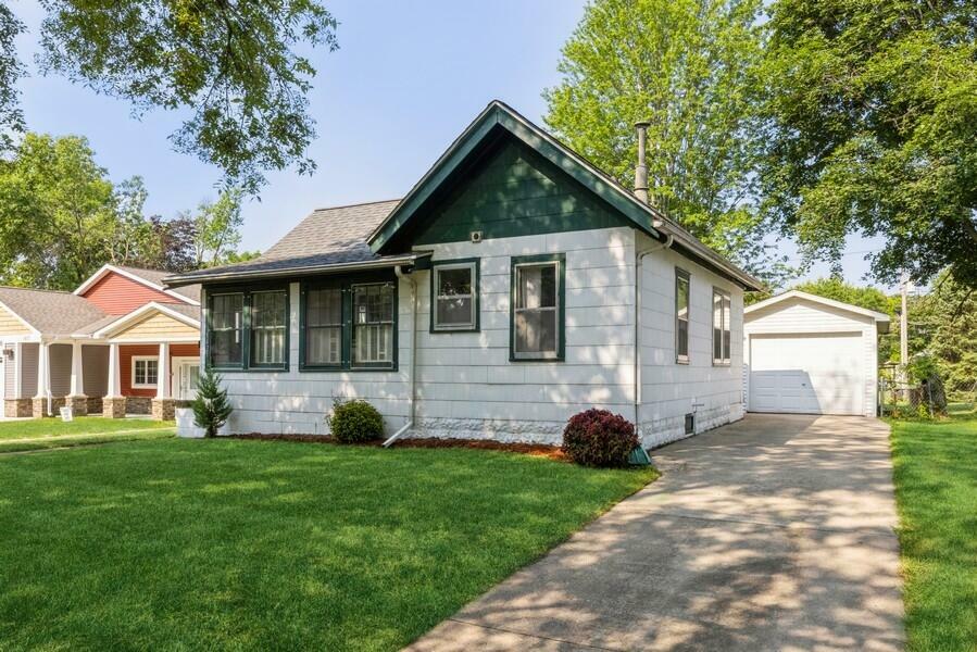 Property Photo:  1421 Douglas Avenue  IA 50014 