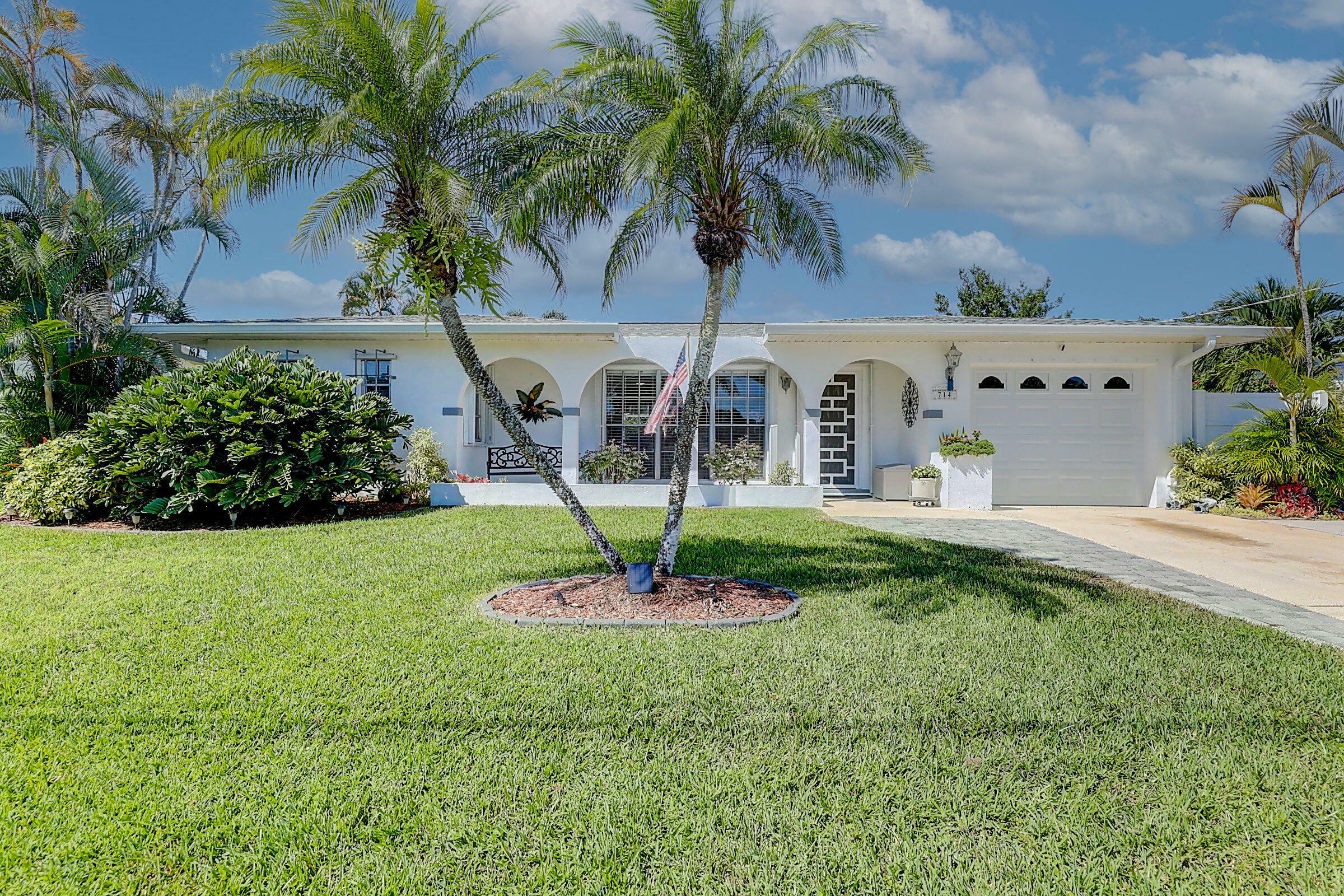 Property Photo:  714 SE Degan Drive  FL 34983 