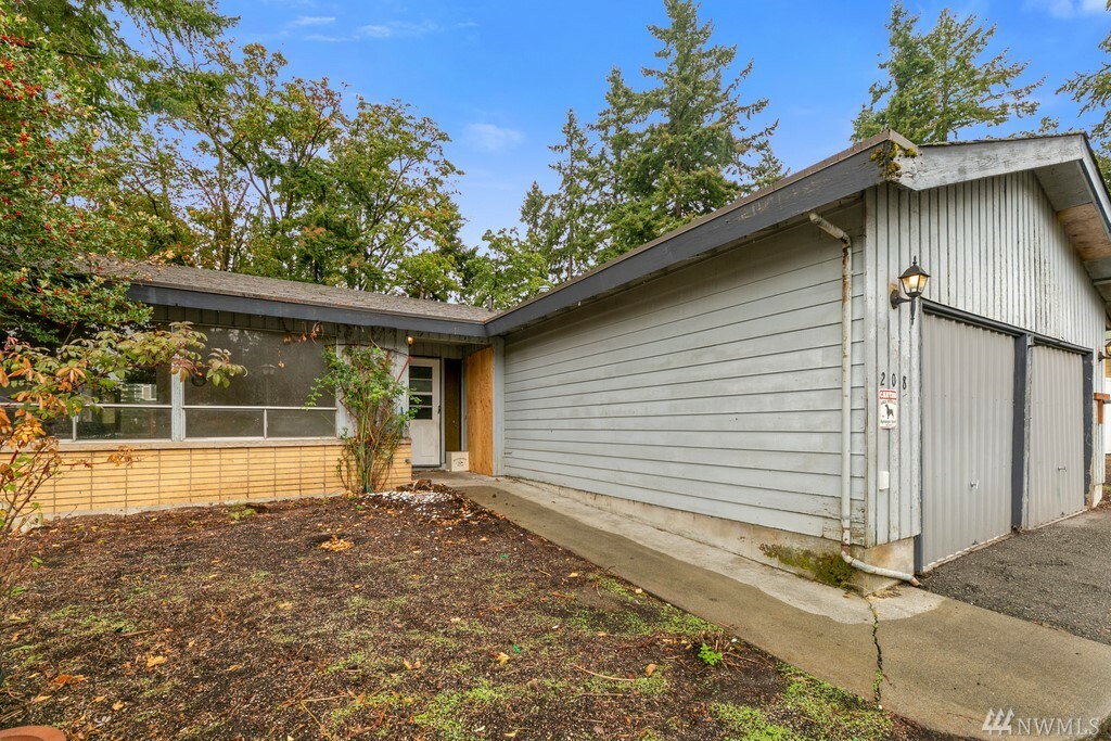 Property Photo:  208 Elma Place SE  WA 98059 