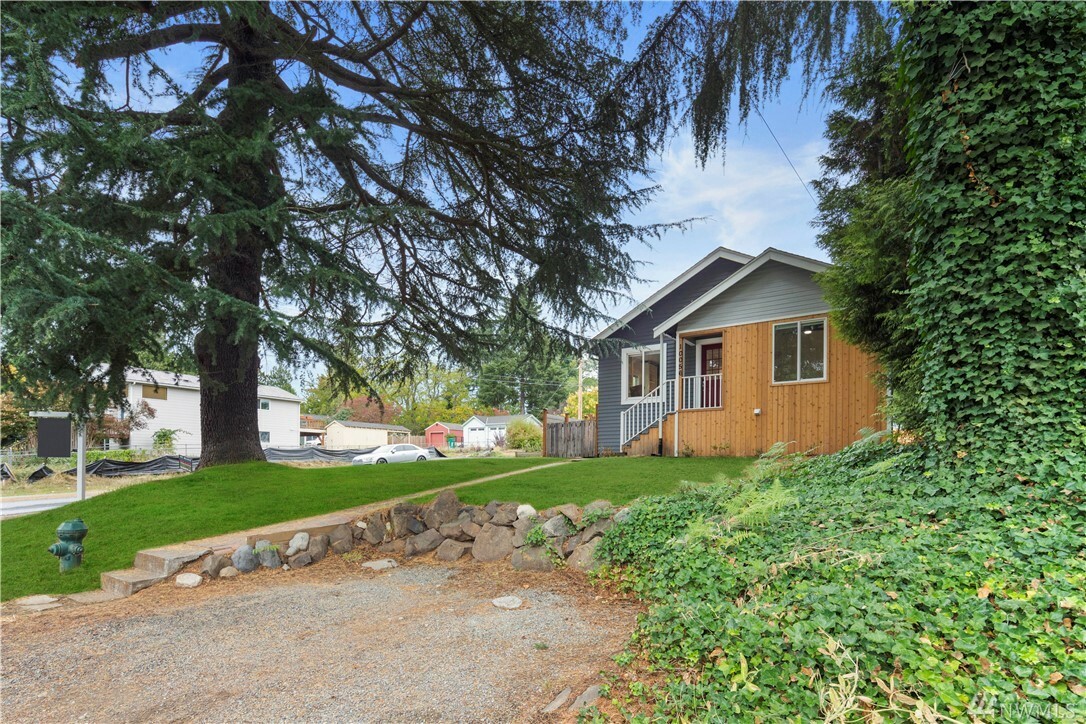 Property Photo:  10056 Interlake Ave N  WA 98133 