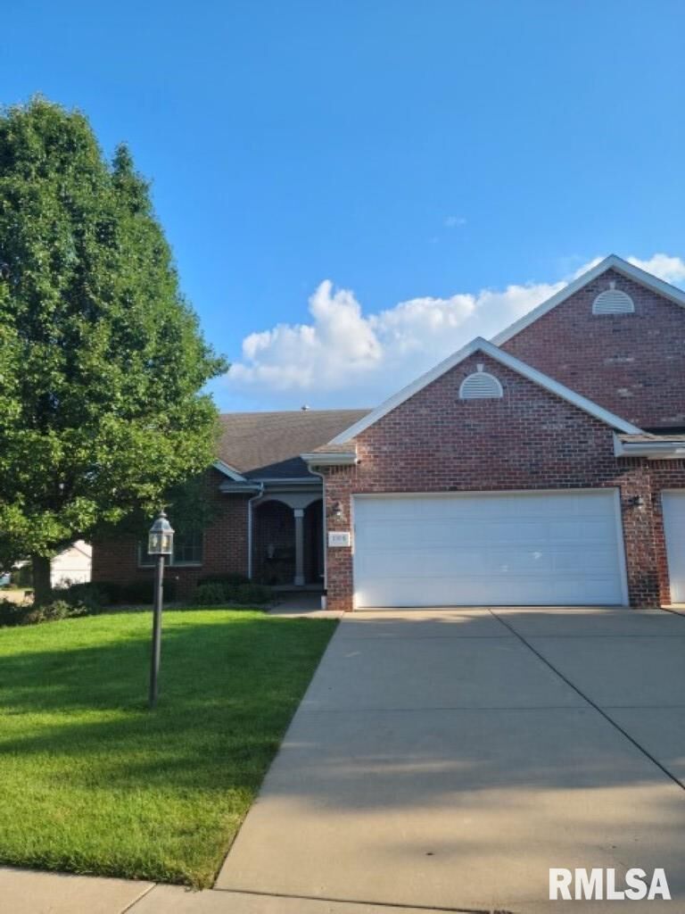 Property Photo:  1906 W Willow Crest  IL 61614 