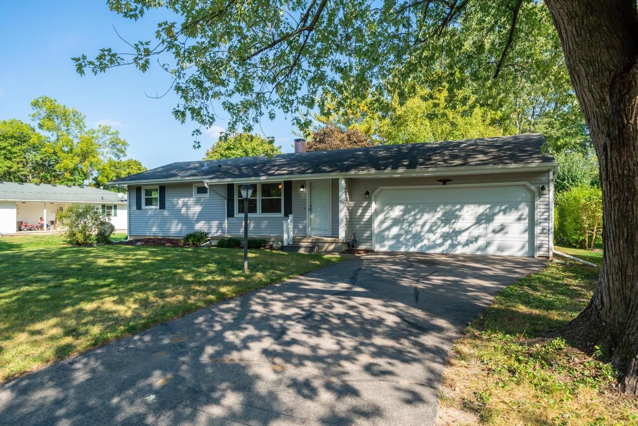 Property Photo:  925 Monroe Ct  WI 53589 