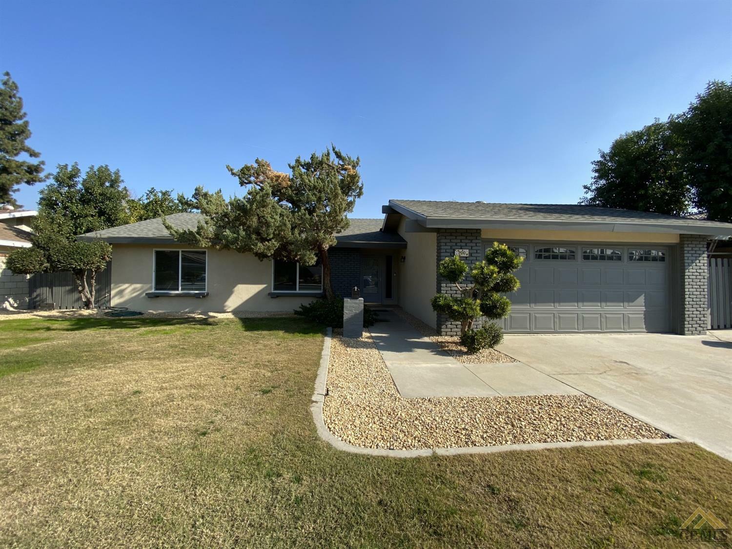 Property Photo:  700 Hewlett Street  CA 93309 