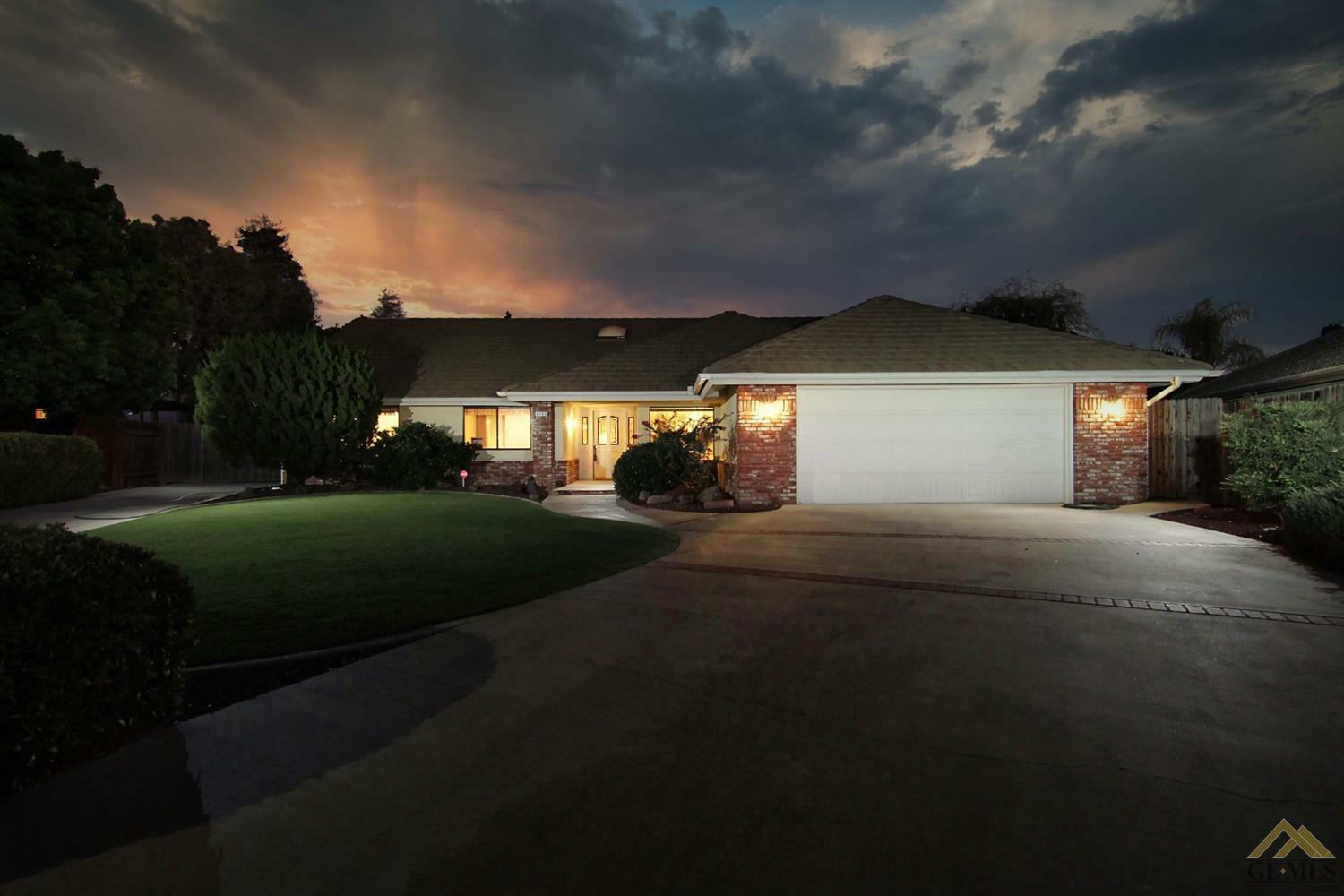 Property Photo:  6105 Olive Knolls Drive  CA 93308 