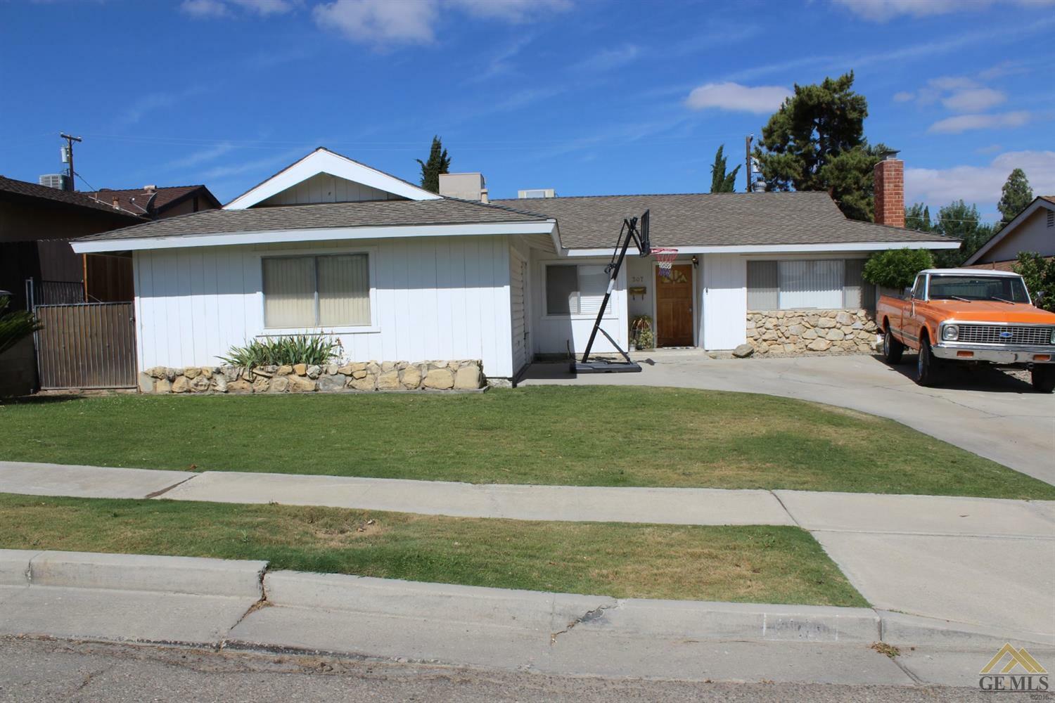 Property Photo:  307 Parkview Circle  CA 93268 