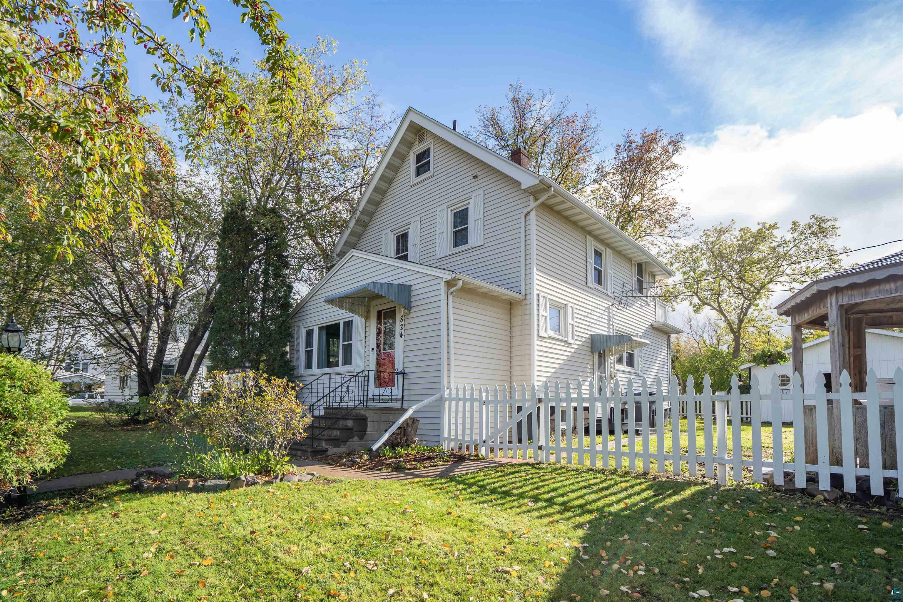 Property Photo:  824 E 11th St  MN 55805 