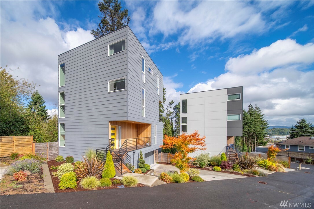 Property Photo: 2032 S 104th Lane WA 98168