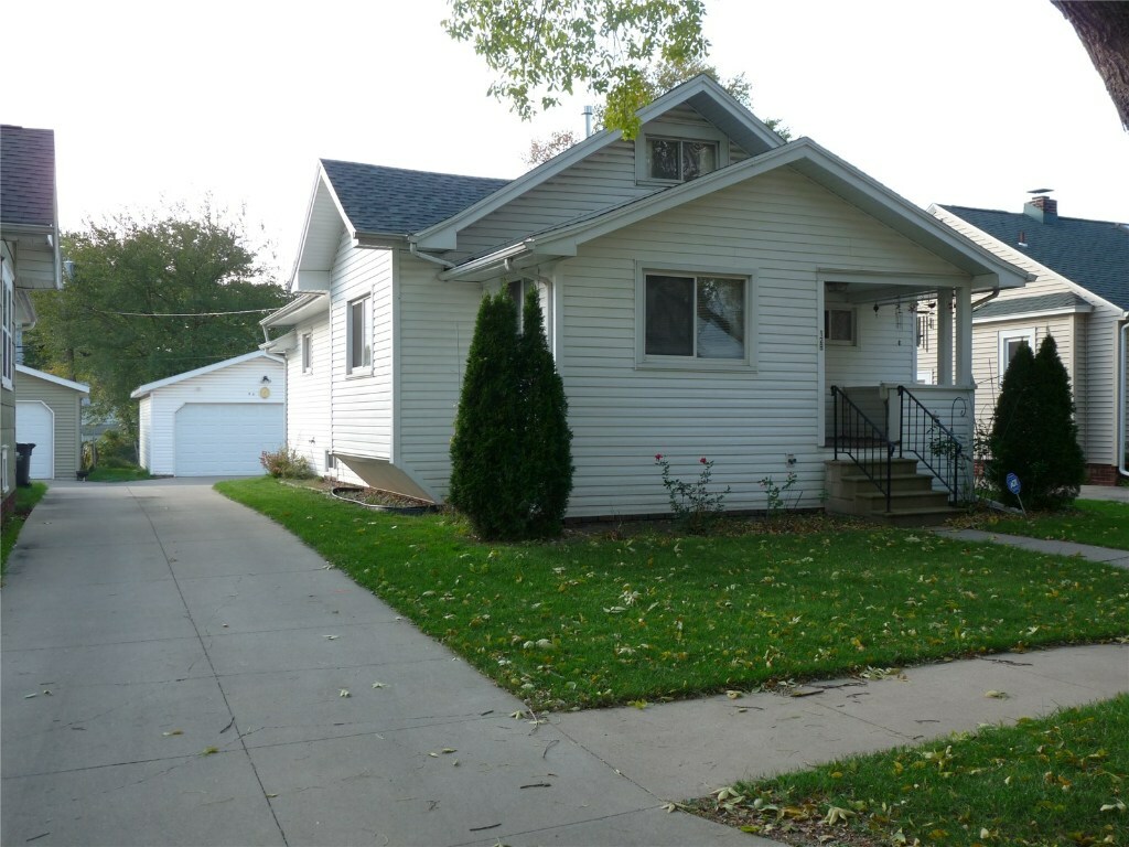 Property Photo: 128 17th Street SW IA 52404