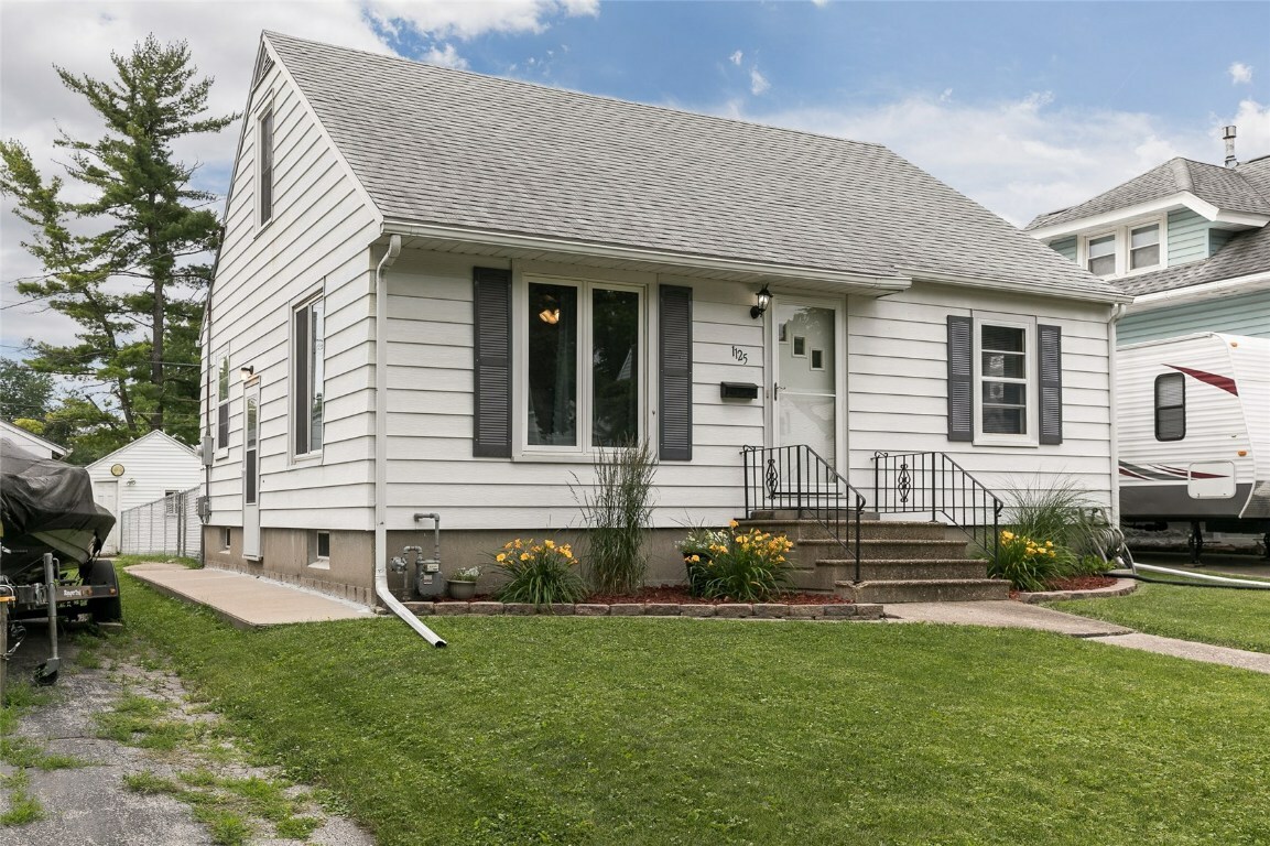 Property Photo:  1125 J Avenue NW  IA 52405 